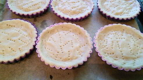 тарталетки с карамельным соусом и макадамией