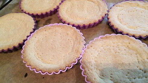 тарталетки с карамельным соусом и макадамией