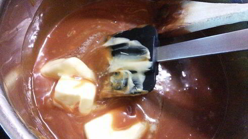 тарталетки с карамельным соусом и макадамией