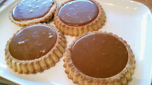 тарталетки с карамельным соусом и макадамией