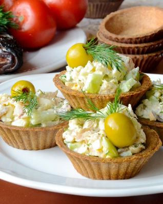 Тарталетки с копченой рыбой и огурцом