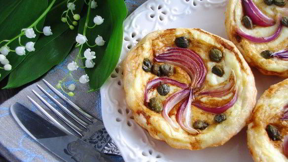 Рецепт Тарталеток с красным луком и сырным соусом