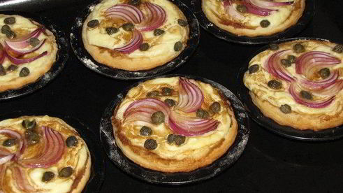 тарталетки с красным луком и сырным соусом