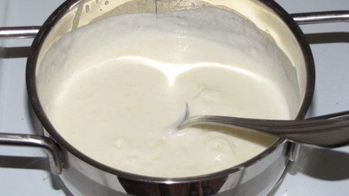 тарталетки с красным луком и сырным соусом