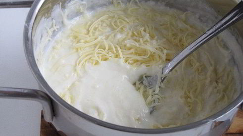 тарталетки с красным луком и сырным соусом