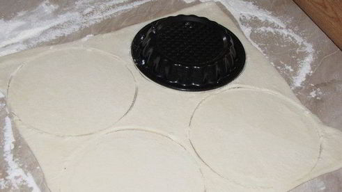 тарталетки с красным луком и сырным соусом