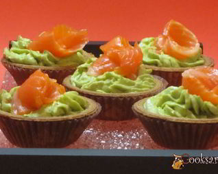 Тарталетки с кремом из авокадо и семгой