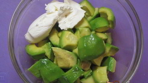 тарталетки с кремом из авокадо и семгой