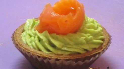 тарталетки с кремом из авокадо и семгой