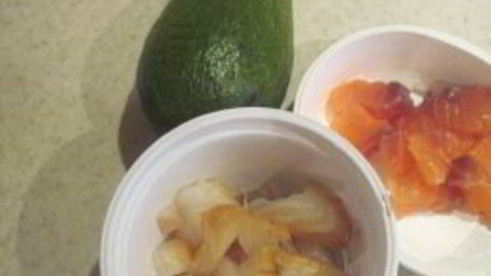 тарталетки с креветками и авокадо