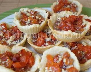 Тарталетки с курагой и орехами