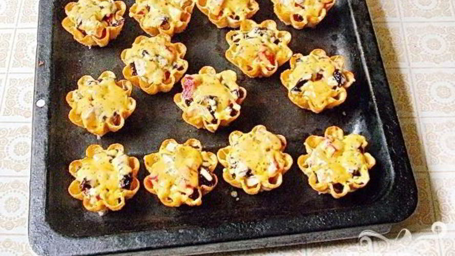 Рецепт тарталеток с мясом, фруктами и сыром