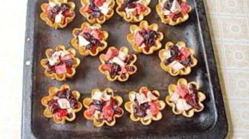 тарталетки с мясом, фруктами и сыром