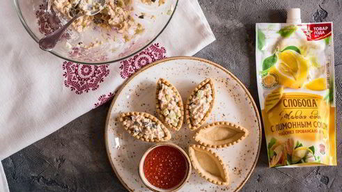 тарталетки с тунцом и красной икрой