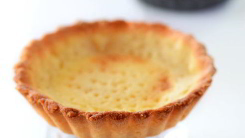 тарталетки с заварным кремом и клубникой