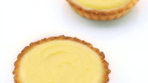 тарталетки с заварным кремом и клубникой