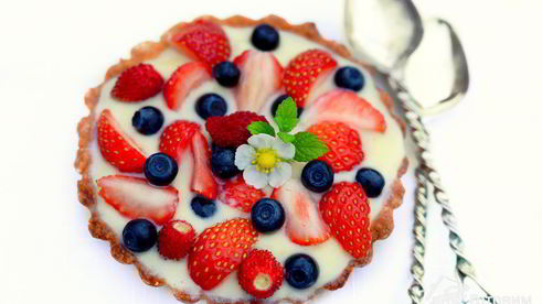 тарталетки с заварным кремом и клубникой