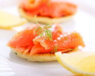 Закуска из красной рыбы с укропом на картофельных тарталетках
