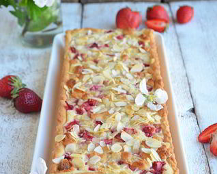 Ревенно-клубничный тарт с марципаном