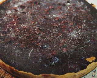 Шоколадный тарт с вишней