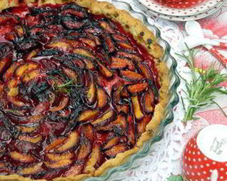 Тарт с черными абрикосами и розмариновым сахаром