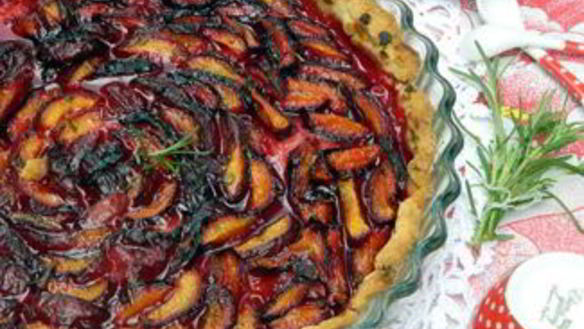 Рецепт Тарта с черными абрикосами и розмариновым сахаром