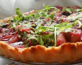 Тарт с ежевикой, ревенем и руколой