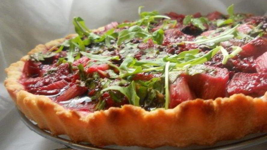 Рецепт тарта с ежевикой, ревенем и руколой