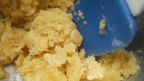 тарт с ежевикой, ревенем и руколой