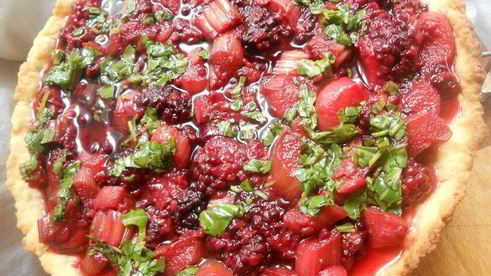 тарт с ежевикой, ревенем и руколой