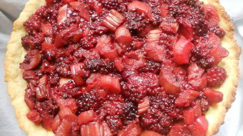 тарт с ежевикой, ревенем и руколой