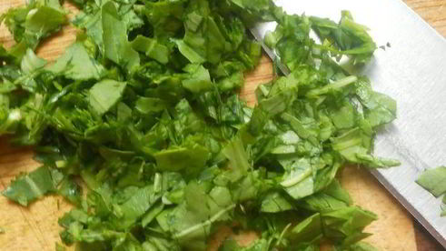 тарт с ежевикой, ревенем и руколой