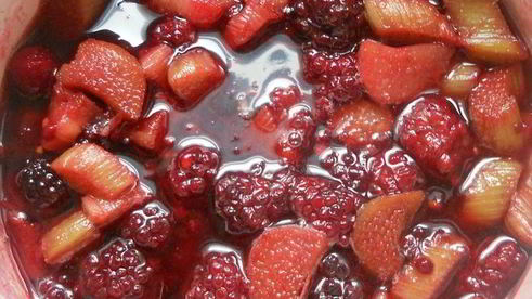 тарт с ежевикой, ревенем и руколой