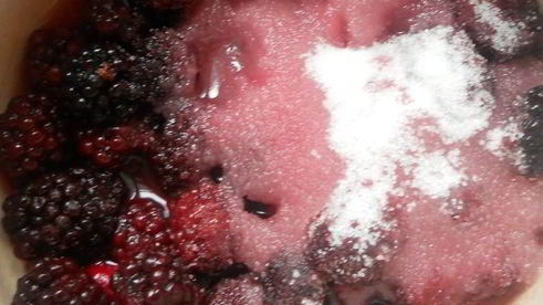 тарт с ежевикой, ревенем и руколой