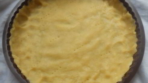 тарт с ежевикой, ревенем и руколой