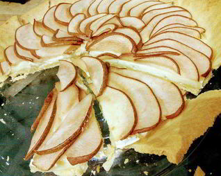 Тарт с камамбером и грушей