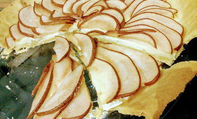 Тарт с камамбером и грушей