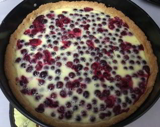 Тарт с клюквой в сметанной заливке