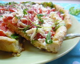 Тарт с листьями молодого салата, помидорами и овечьей брынзой