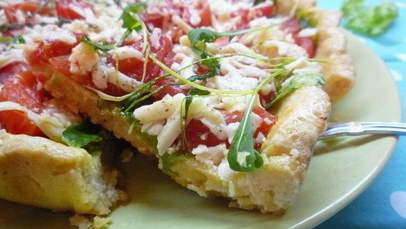 Рецепт Тарта с листьями молодого салата, помидорами и овечьей брынзой