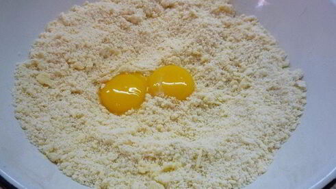 тарт с листьями молодого салата, помидорами и овечьей брынзой