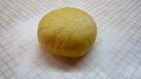 тарт с листьями молодого салата, помидорами и овечьей брынзой