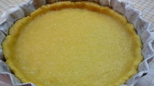 тарт с листьями молодого салата, помидорами и овечьей брынзой