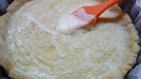 тарт с листьями молодого салата, помидорами и овечьей брынзой