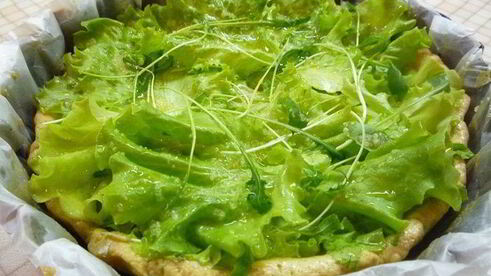 тарт с листьями молодого салата, помидорами и овечьей брынзой