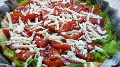 тарт с листьями молодого салата, помидорами и овечьей брынзой