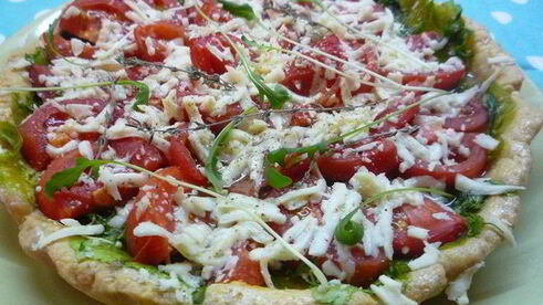 тарт с листьями молодого салата, помидорами и овечьей брынзой