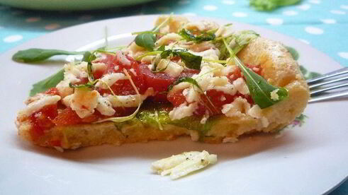 тарт с листьями молодого салата, помидорами и овечьей брынзой