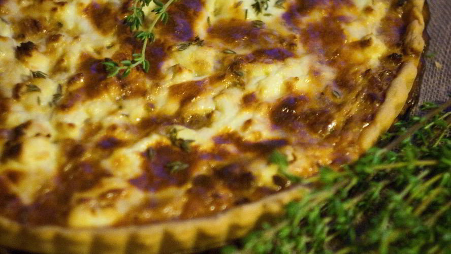 Рецепт тарта с луком, тимьяном и козьим сыром