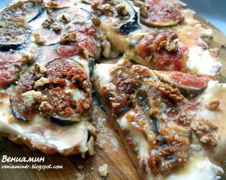 Тарт с маскарпоне, инжиром и медовым соусом